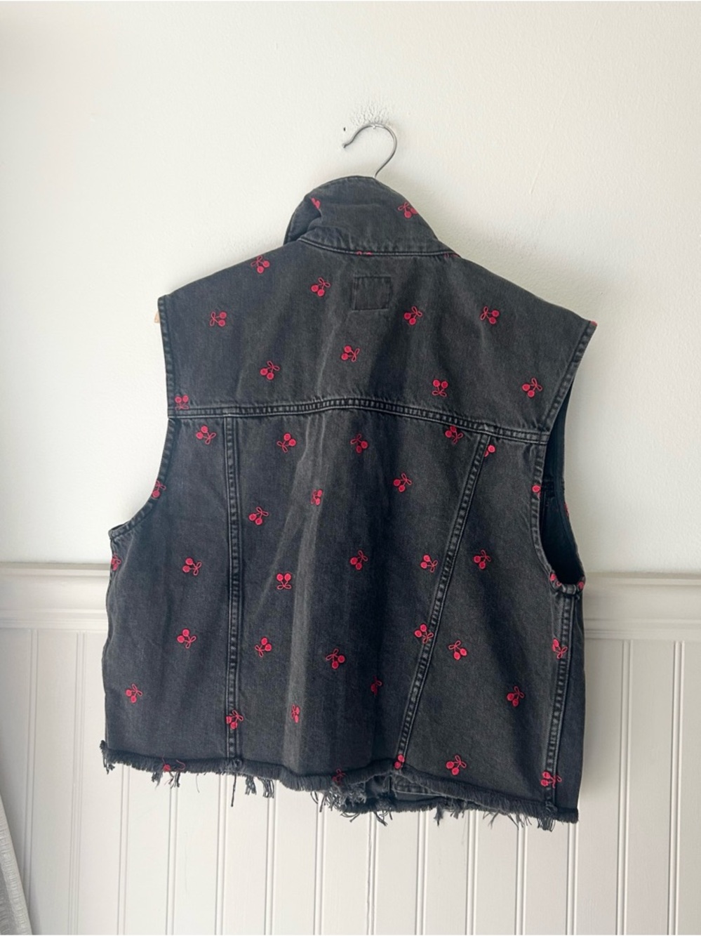 ⭐️ NEW wild fable Small Black Denim Oversized Trucker Vest Red Cherry Embroidery - Picture 8 of 8